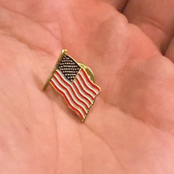 Patriotic America USA Flag Hold Brooch Pin - Picture 4 of 7